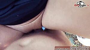 Vixen Venera adamı döl yüzü ve büyük memelerle ata binerken aldatıyor