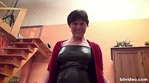 hej, podívej na tu německou babičku v punčochách, jak prstí a cucá velké prsa!