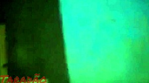 tirando leite de pica com mão e boca