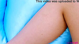 Okúzľujúca blondína cíti svoje sexy krivky na pohovke. Nemôžem odtrhnúť oči od jej šarmu!