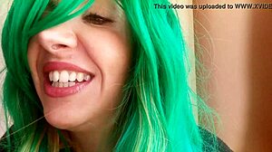 Seksi velikanka lačna po tvojem majhnem telesu v upskirt pogledu