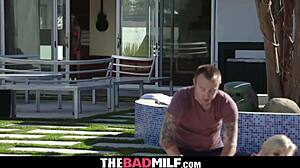 Ehi, matrigna, insegna alla tua ragazza a succhiare il cazzo così?