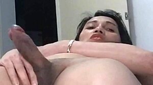 シアン・レディボーイが巨大チンポをシゴいてエピックな射精！