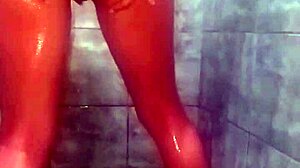 Young neighbor sends bath video!