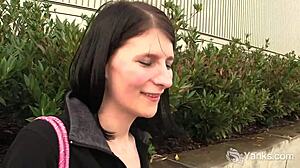 Americká holka Tundra si masturbuje holou piči až k orgasmu na veřejné záchodce.