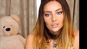 Gorgeous cam model teases viewers on homemade webcam