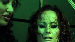 レズドムベイブたち、拘束されたサブをパワーでコントロール