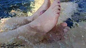 Não Resisto às Minhas Meias-Irmãs em Suruba na Banheira ao Ar Livre com Foot Job