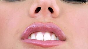 Anita Pearl, kurvasta milf, razpre noge in z steklenim dildom drgne svojo mokro klitoris, dokler ne pride