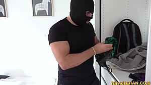 Αστυνομικός γυναίκα ταΐζει κλέφτη με μεγάλα στήθη και σκληρή γαμήλα