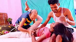 İnanılmaz! Hanif, Popy Khatun ve Manik Mia'yla ilk kez üçlü vahşi eylemde. Ebony ve Asyalı melekler karışımı!