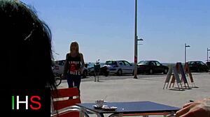 Foursome hebat dengan kote monster di pantai