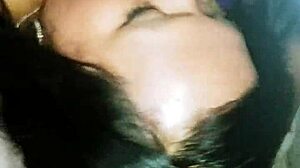 Paola le chupa la verga a su amigo hetero y le gusta