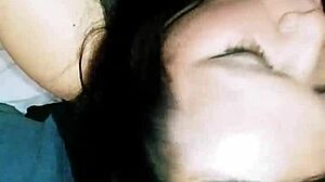 Paola le chupa la verga a su amigo hetero y le gusta