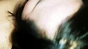 Paola le chupa la verga a su amigo hetero y le gusta