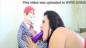 ¡Wow! Latina curvilínea Angelina Castro juega con juguetes raros