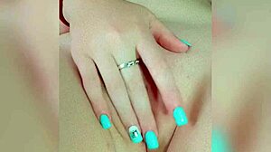 Jonge 18+ Hana Mour toont strakke maagdenkut in solo homemade clip.