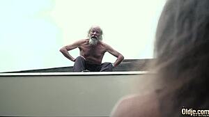 Hé, elhiszed ezt a 77 éves nagyapót, aki egy 18 éves csajt basz? Hangosan nyög és lenyeli minden cseppet!