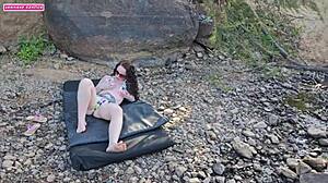 Setkala se s třema klukama u řeky na venkovní orgii, končí s spermou na prdeli v cowgirl