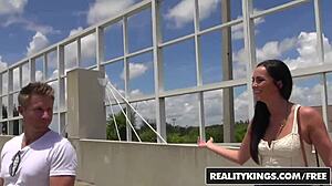 MILF jager krijgt sperma in mond na anaal.