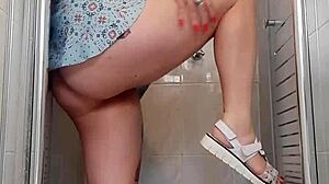 Alina si užívá relaxační sprchu