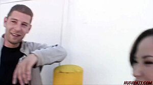 Majhna azijka noro uživa v debelom kurcu