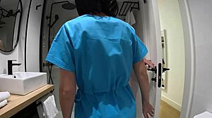 在浴室手淫直到女佣加入射精