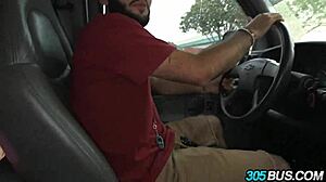 Lily ukazuje úžasný prsa ve veřejném autobusu 305