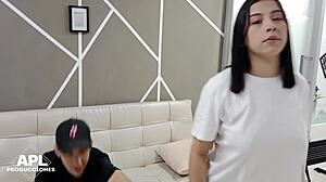 Καυτό γαμήσι με φοιτήτρια στο σπίτι του φίλου - Μέρος 1