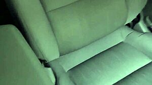 Rubia jovencita 18+ toma la carga de un viejo después de anal. ¿Cómo lo maneja tan bien?