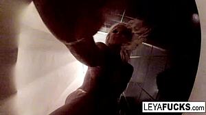 لييا فالكون تأخذ كاميرا للدش بعرض منفرد عاري