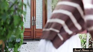 لعنة! مراهقة مؤخرة مستديرة 18+ تُنيك من الخلف بقسوة من قبل أخيها غير الشقيق!