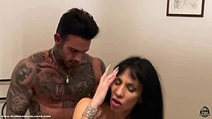 Уау, чукам стъплента си докато мъжът й е далеч! Джулия Даймънд