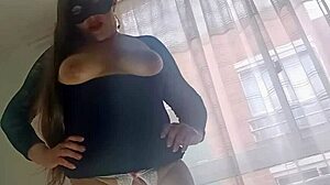 Moje nevlastní máma miluje ukazovat obrovskou kundu a velký zadek 😏