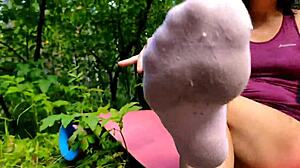 i cummed on sexy feet of friend's wife