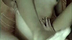 A mi hermosa hermanastra morena le gustan las mujeres japonesas y ha visto como las follan ella me pide el favor que le meta la polla asi como a ellas- porno en espanol-