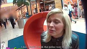 Mladé české dievčatá predvádzajú vonkajšiu zábavu na verejnosti