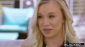 שתי בלונדיניות מחדר הכושר משתוקקות לזין שחור גדול