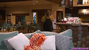 يا رجل، شوف هذا الرجل الأسود العجوز يأخذ عذرية الشاب الأحمر الشعر!