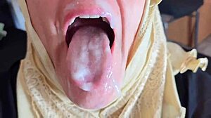 يا إلهي، شاهد هذه الفتاة البيضاء السمينة المؤخرة تحصل على كسها السمين يُلعب به في غرفة انتظار العيادة؟