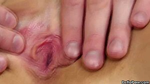 Ik vind het heerlijk mijn maagdelijke tiener 18+ poesje te spreiden voor ontmaagding!