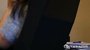 Yanks beauty Lua Snow reaches intense solo orgasm.