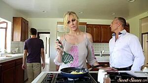 Hej, razredna zrela punca popolnoma zapelje svojega mladega 18+ pastorka!