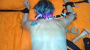 Fodendo esposa loira e safada com plug anal