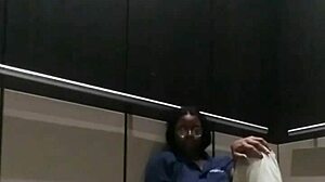 Colmek setan di lift bikin liar banget! 😈