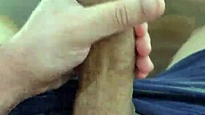 Мой огромный член сводит меня с ума от желания каждый день.