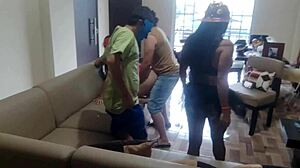 Stari perverznjaki jebajo mačeho in pastorko v domači orgiji