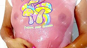 Não consigo parar de olhar para a bunda grande da minha enteada no chuveiro voyeur