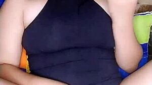 chica enjoys masturbating with toys 😏