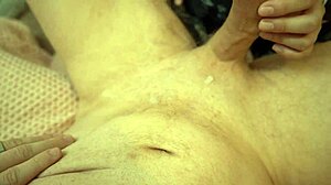 POV holka ho perfektně peguje, nechává ho vytrysknout třikrát